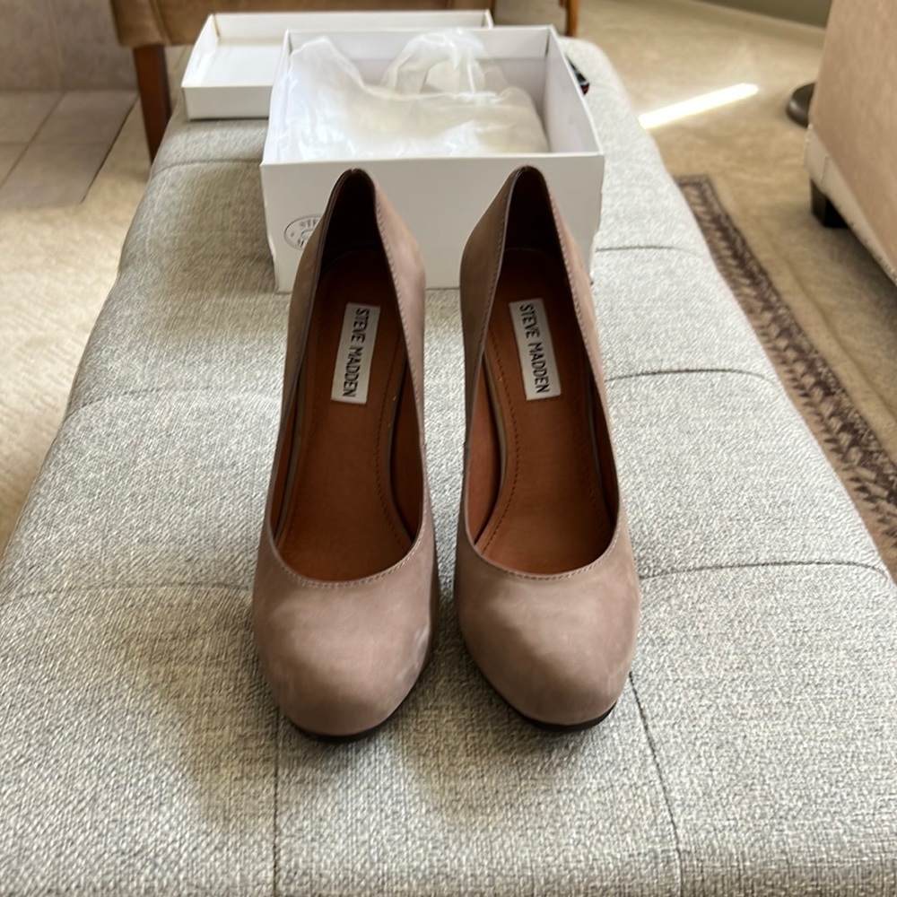 Steve Madden taupe pump, size 8